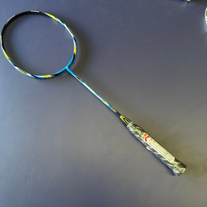 CLEARANCE SALE Kawasaki Carbon Fiber Badminton Racket （clearance model, can be strung up to 28lbs）Including strings