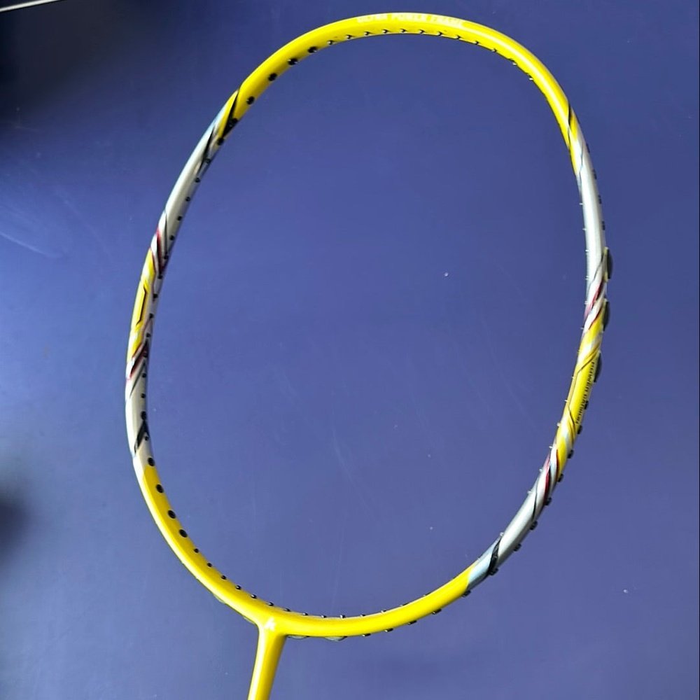 CLEARANCE SALE Kawasaki Carbon Fiber Badminton Racket （clearance model, can be strung up to 28lbs）Including strings